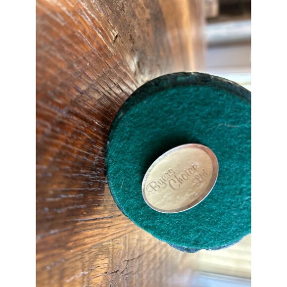 Vintage Byers Choice Carolers Figurine Man In Red Coat & Plaid Scarf Holding Wre - Picture 9 of 9